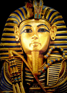 كم عاش فرعون