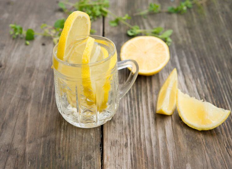 فوائد الماء الدافئ مع الليمون على الريق